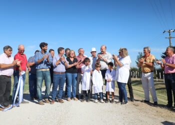 El gobernador inauguró un corredor productivo en Nuevo Torino y recorrió la obra del Hospital de Pilar