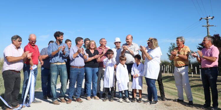 El gobernador inauguró un corredor productivo en Nuevo Torino y recorrió la obra del Hospital de Pilar