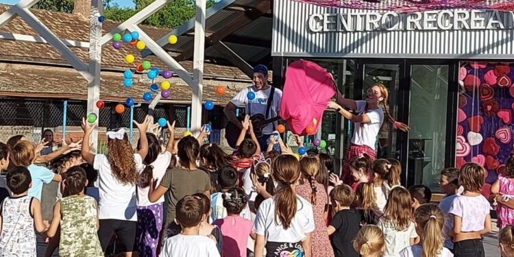 La Estación cantó y jugó con chicas y chicos