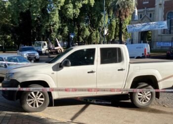 Ciudad sin paz Rosario: violento ataque a tiros contra una camioneta frente a una escuela de zona norte