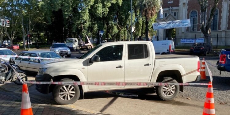 Ciudad sin paz Rosario: violento ataque a tiros contra una camioneta frente a una escuela de zona norte