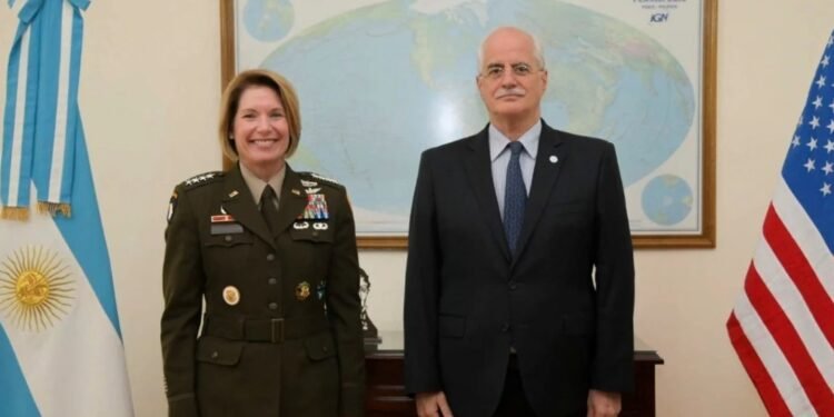 Argentina recibió a la polémica jefa del Comando Sur de Estados Unidos