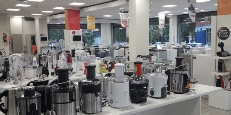 Suba del dólar: las ventas de electrodomésticos bajaron un 40%