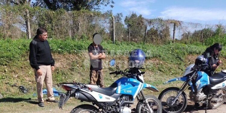 Detienen a un joven robando chapas