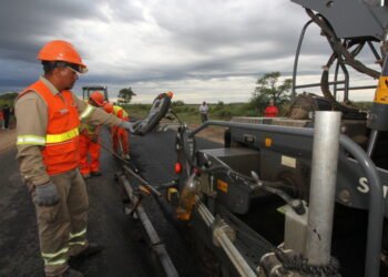 Perotti recorrió obras de pavimentación en la región
