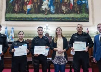 Policías venadenses que le salvaron la vida a una beba fueron reconocidos por diputados en Santa Fe