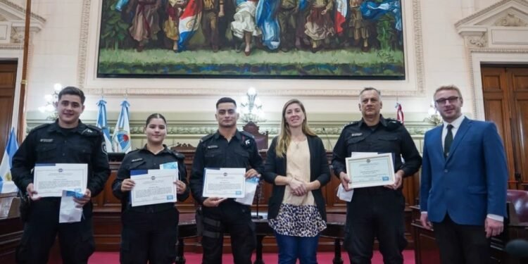 Policías venadenses que le salvaron la vida a una beba fueron reconocidos por diputados en Santa Fe