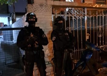 La quemó con agua hirviendo y continúa hostigándola