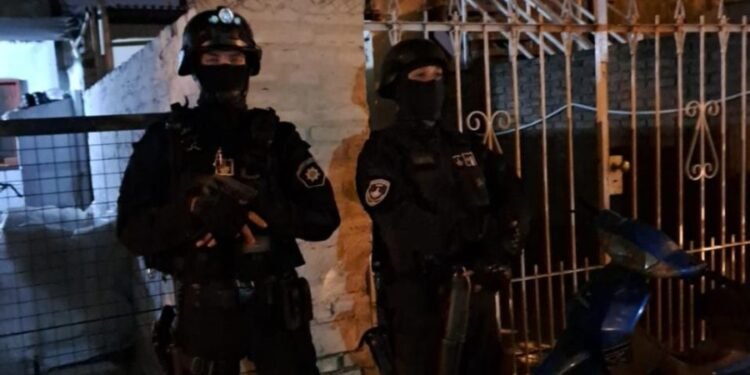 La quemó con agua hirviendo y continúa hostigándola