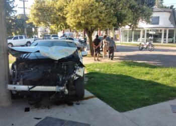 Fuerte choque entre dos autos, con heridos