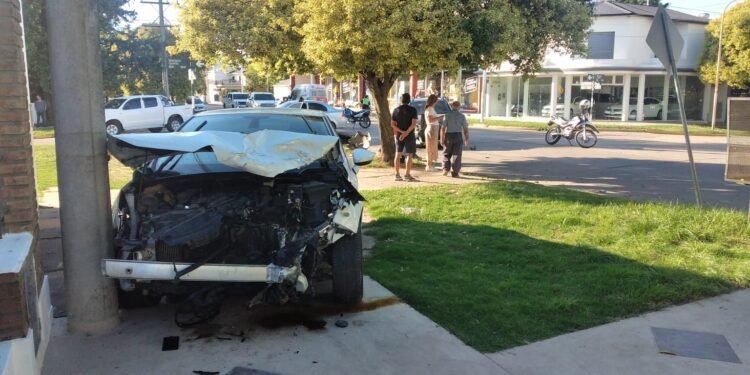 Fuerte choque entre dos autos, con heridos