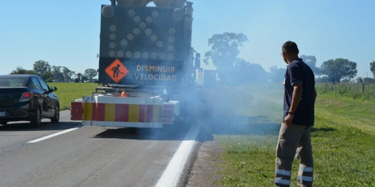 Realizan tareas de demarcación en la Autovía 19