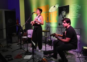 Se presentó “Suena Complejo” en el ciclo de recitales acústicos en el Viejo Mercado