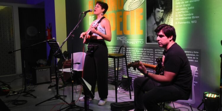 Se presentó “Suena Complejo” en el ciclo de recitales acústicos en el Viejo Mercado