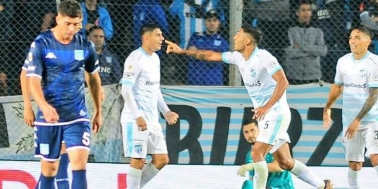 Racing volvió a perder en el torneo y no levanta