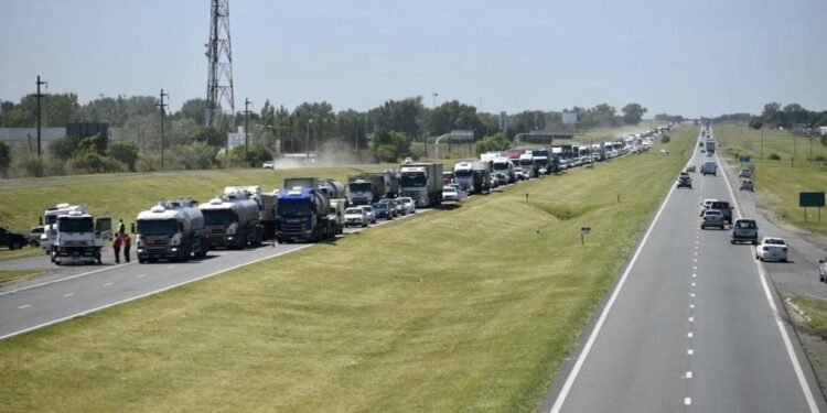 Por 24 horas El Sindicato de Fleteros corta rutas de acceso a Rosario