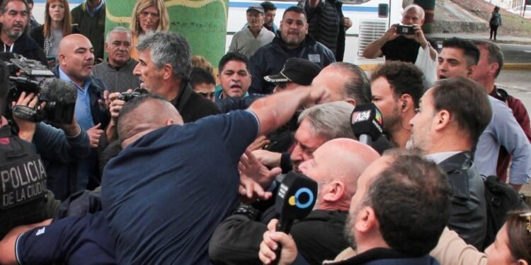 Cambio de estrategia Berni denunciará a quienes lo golpearon en la protesta de colectiveros