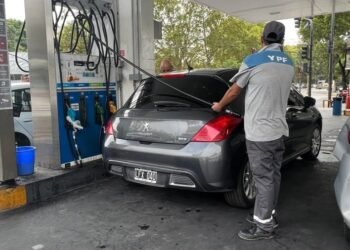 A partir de julio cargar el tanque de un auto será $1.400 más caro