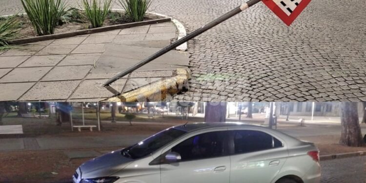 Alcoholizado chocó contra señales de tránsito en pleno centro