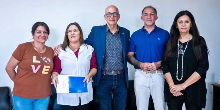 El ministerio de Educación continúa con la entrega de aportes para escuelas provinciales