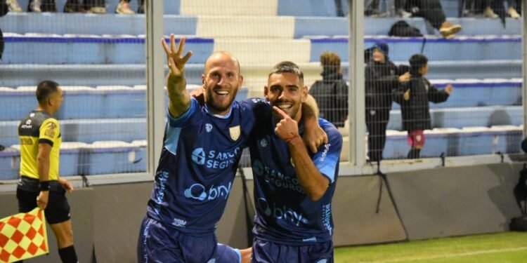 Atlético festejó un triunfo clave con el tiro del final