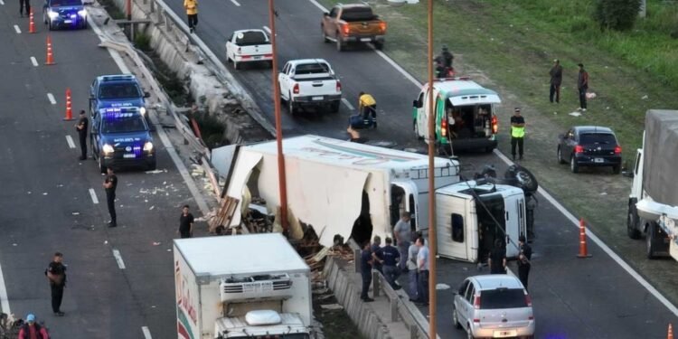 Una imagen que duele Volcó un camión de pollos en la circunvalación de Santa Fe y fue saqueado