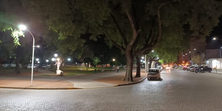 Colocan nuevas luminarias led en la plaza 25 de Mayo
