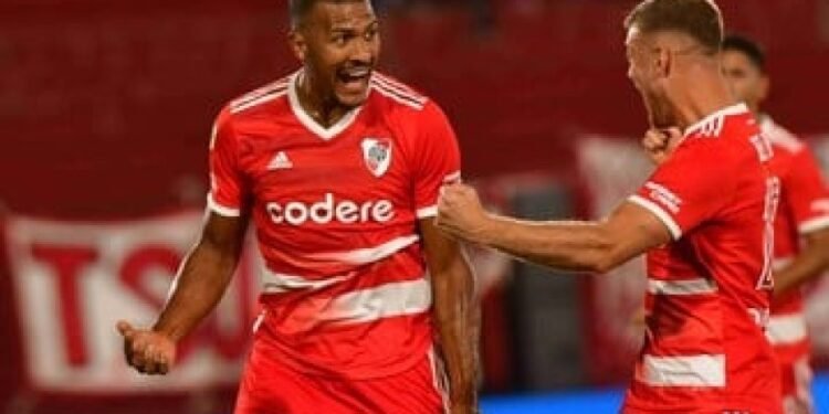 River le ganó a Huracán con doblete de Rondón