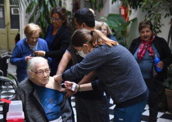 La provincia comenzó la vacunación antigripal en las residencias de adultos mayores