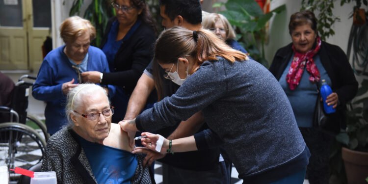 La provincia comenzó la vacunación antigripal en las residencias de adultos mayores