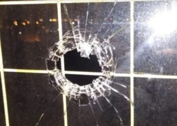 Santa Fe insegura Cenaba en su casa cuando una bala perdida entró por la ventana y la hirió en una pierna