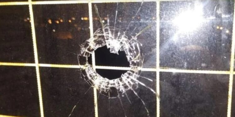 Santa Fe insegura Cenaba en su casa cuando una bala perdida entró por la ventana y la hirió en una pierna