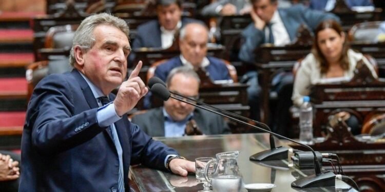 A propósito del dragado Rossi fue al Congreso para contestar inquietudes sobre la Hidrovía