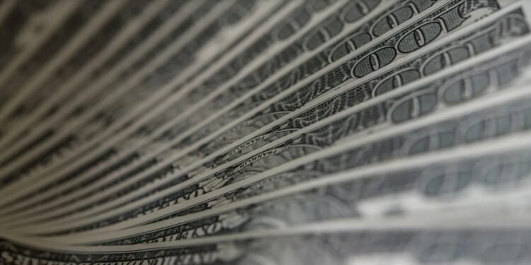 Tras las medidas de Economía A cuánto cotiza el dólar blue este lunes en la apertura del mercado