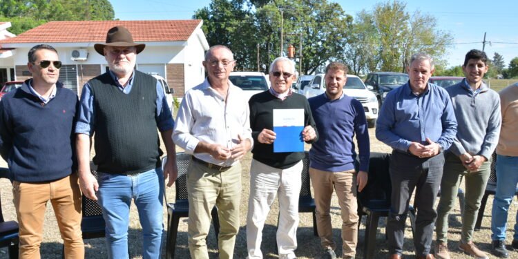 Costamagna entregó créditos por 40 millones de pesos a productores afectados por la sequía