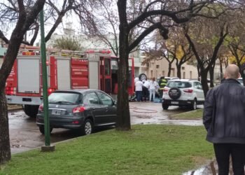 Barrio Mosconi: vuelco y rescate de un conductor