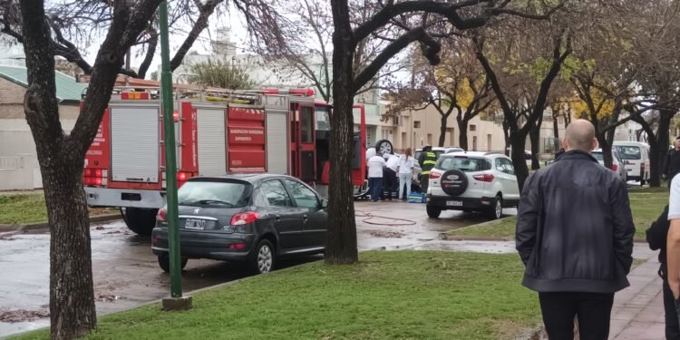 Barrio Mosconi: vuelco y rescate de un conductor