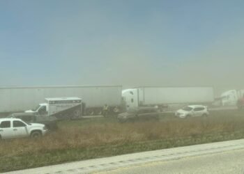 Seis muertos y 30 heridos tras un choque múltiple en medio una tormenta de tierra en Estados Unidos