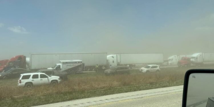 Seis muertos y 30 heridos tras un choque múltiple en medio una tormenta de tierra en Estados Unidos