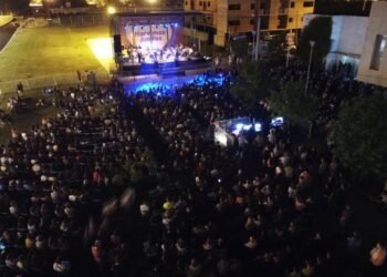 El escenario móvil está preparado para el concierto sinfónico en homenaje a Charly García