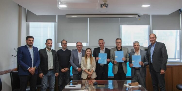 El Intendente firmó un nuevo convenio para pavimentar el Camino 6