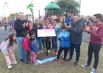 El Intendente inauguró obras de renovación y modernización en la plaza del barrio 2 de Abril