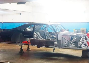 Marcos Di Palma prepara un auto para estar con el TC en Rafaela