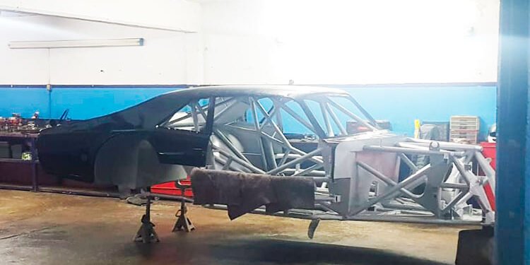 Marcos Di Palma prepara un auto para estar con el TC en Rafaela