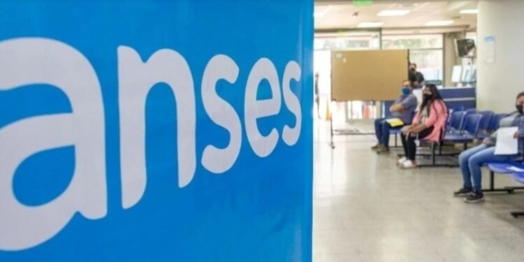 Se oficializó Tres refuerzos para jubilaciones y pensiones: cuándo se abonan y cuáles son los montos