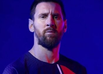 Se agiganta el misterio: ahora Messi posó con la nueva camiseta del PSG para la próxima temporada