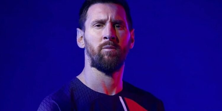 Se agiganta el misterio: ahora Messi posó con la nueva camiseta del PSG para la próxima temporada