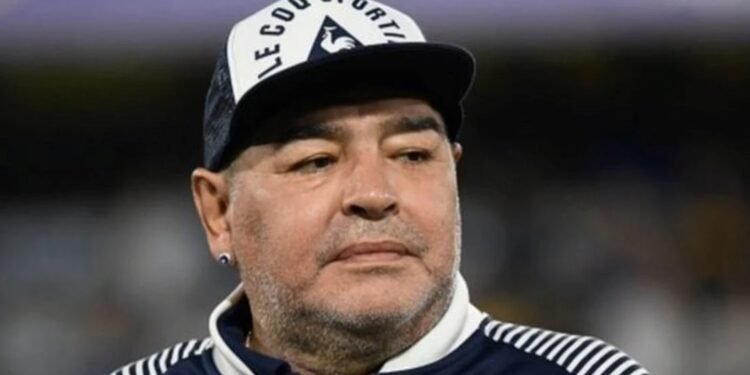 Hackearon las redes de Diego Maradona y realizaron raros posteos