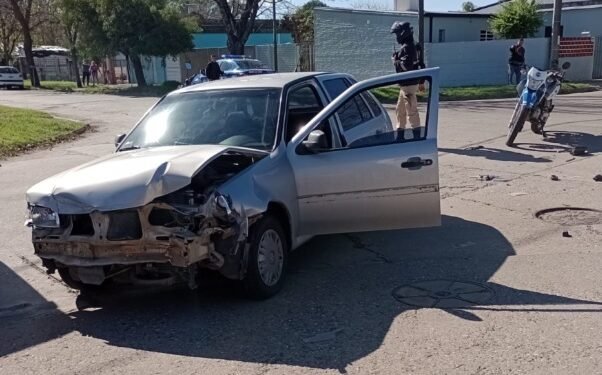 Violento choque entre dos vehículos deja una mujer herida