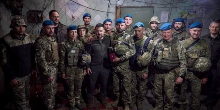 Volodimir Zelenski visitó el frente este de la guerra entre Ucrania y Rusia